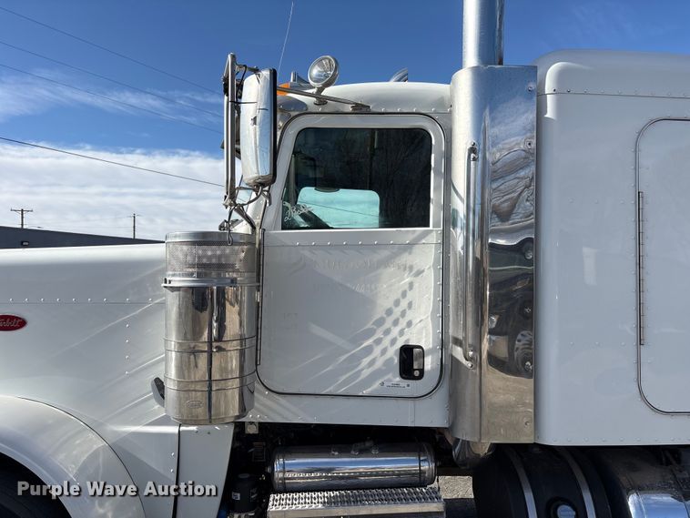 image for item EU4962 2016 Peterbilt 389 semi truck