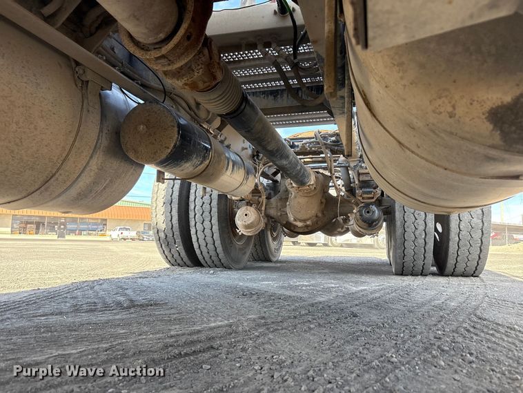 image for item EU4962 2016 Peterbilt 389 semi truck