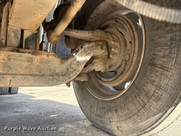 image for item EU4962 2016 Peterbilt 389 semi truck