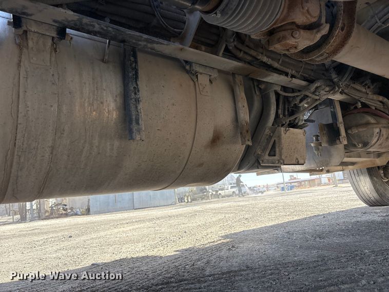 image for item EU4962 2016 Peterbilt 389 semi truck