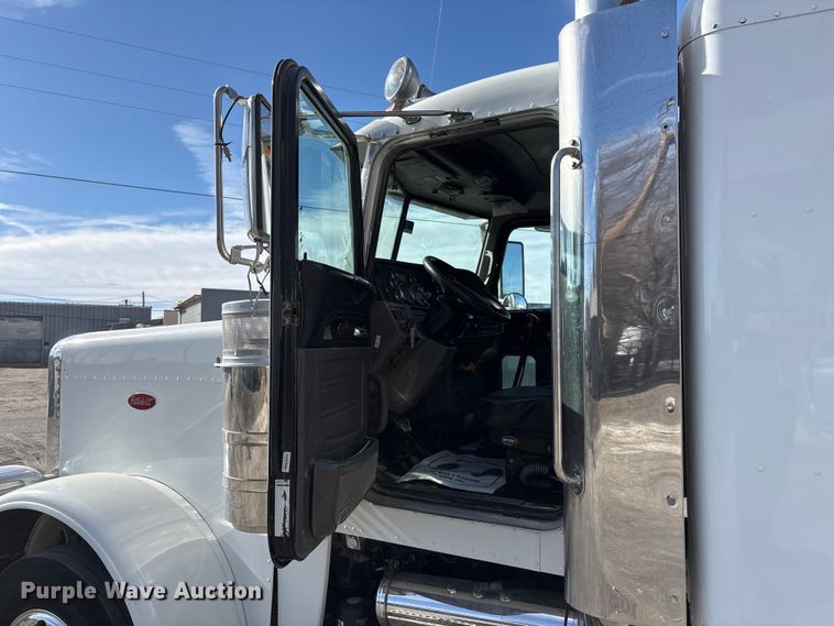 image for item EU4962 2016 Peterbilt 389 semi truck