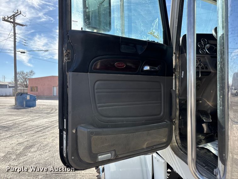 image for item EU4962 2016 Peterbilt 389 semi truck