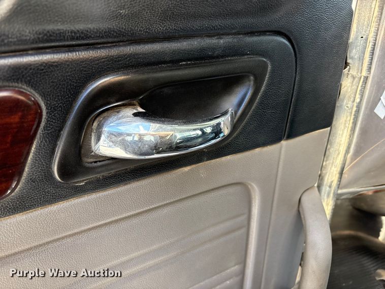 image for item EU4962 2016 Peterbilt 389 semi truck