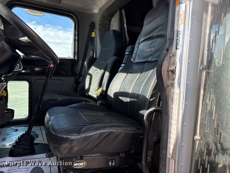 image for item EU4962 2016 Peterbilt 389 semi truck