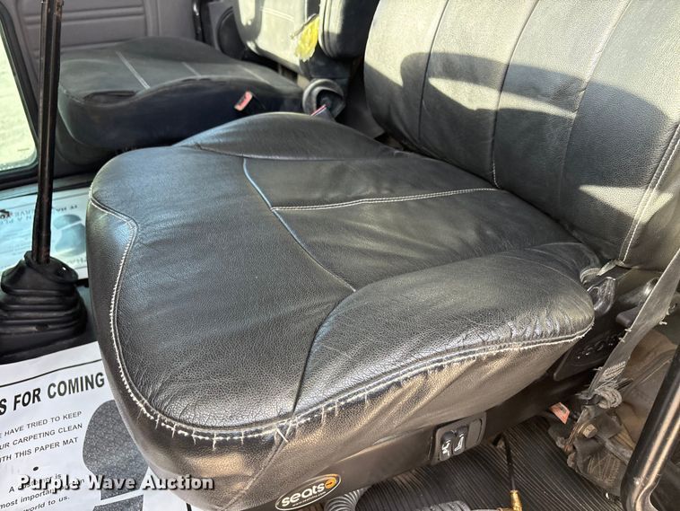 image for item EU4962 2016 Peterbilt 389 semi truck