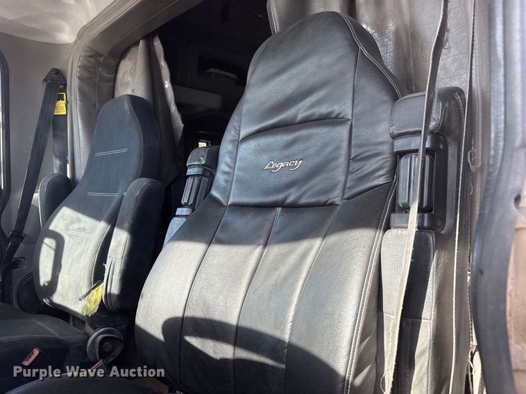 image for item EU4962 2016 Peterbilt 389 semi truck