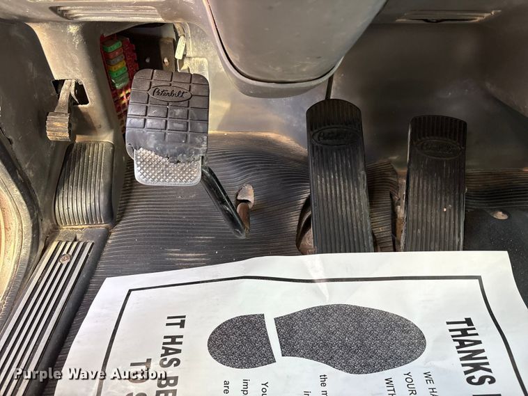 image for item EU4962 2016 Peterbilt 389 semi truck