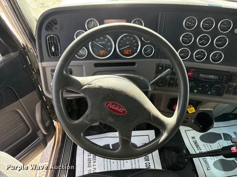 image for item EU4962 2016 Peterbilt 389 semi truck