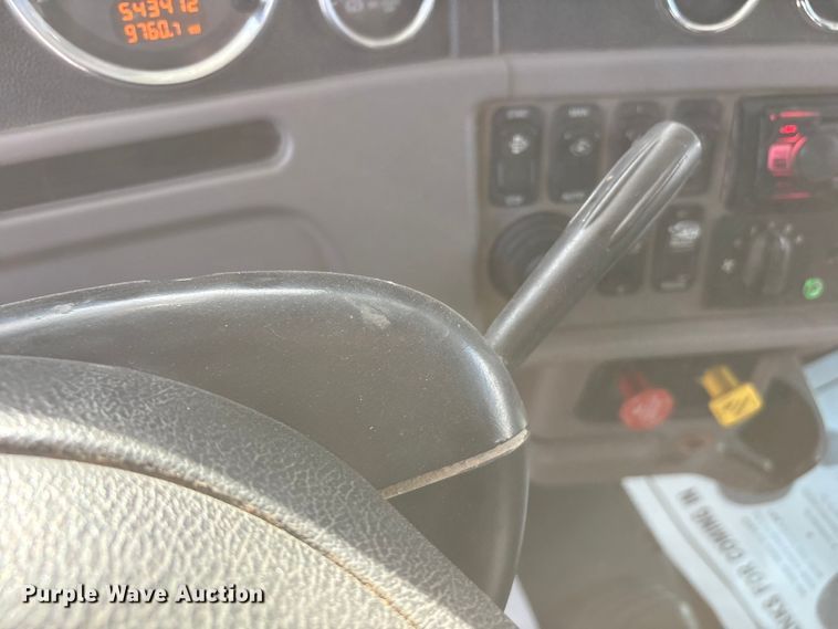 image for item EU4962 2016 Peterbilt 389 semi truck