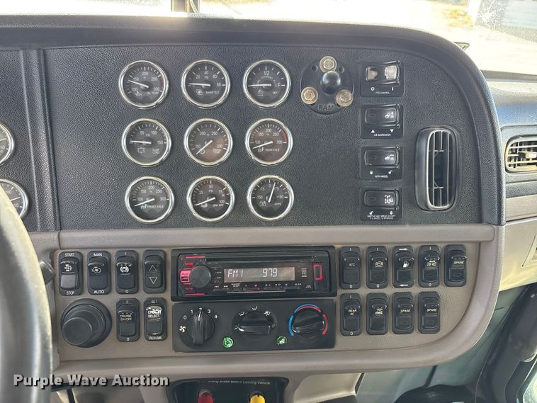 image for item EU4962 2016 Peterbilt 389 semi truck