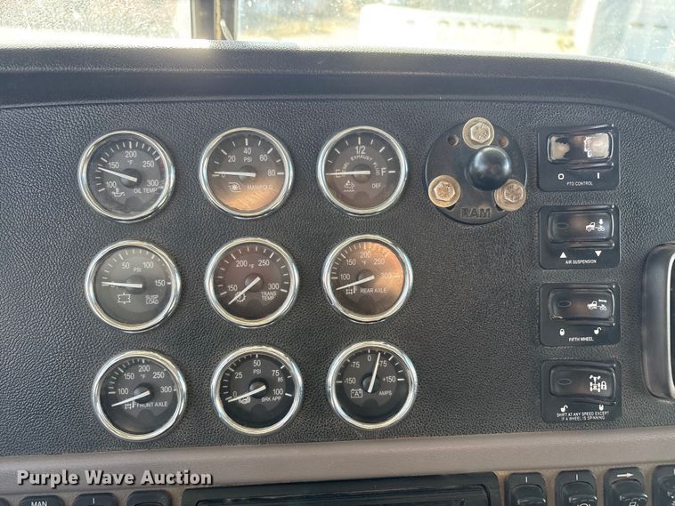 image for item EU4962 2016 Peterbilt 389 semi truck