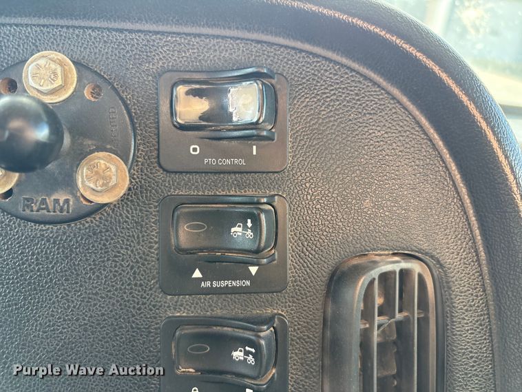 image for item EU4962 2016 Peterbilt 389 semi truck