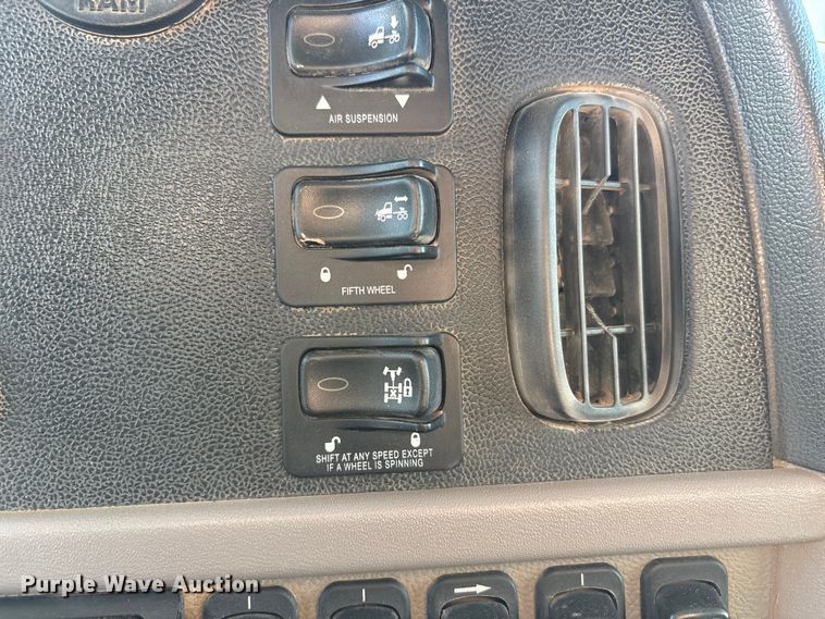 image for item EU4962 2016 Peterbilt 389 semi truck