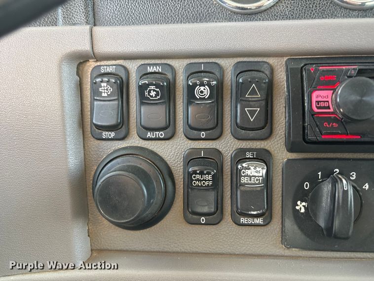 image for item EU4962 2016 Peterbilt 389 semi truck