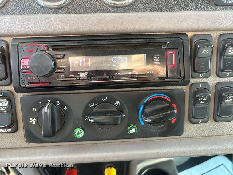 image for item EU4962 2016 Peterbilt 389 semi truck