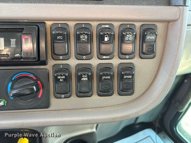 image for item EU4962 2016 Peterbilt 389 semi truck