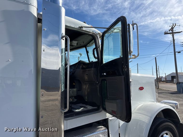 image for item EU4962 2016 Peterbilt 389 semi truck