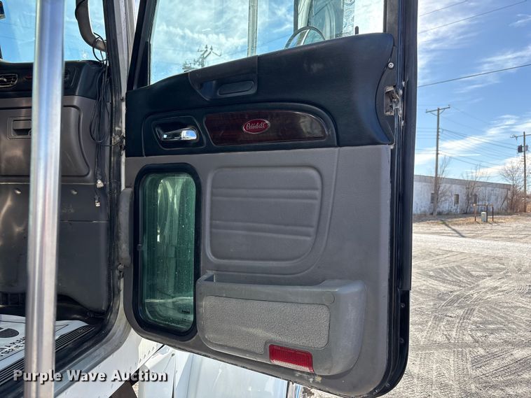 image for item EU4962 2016 Peterbilt 389 semi truck