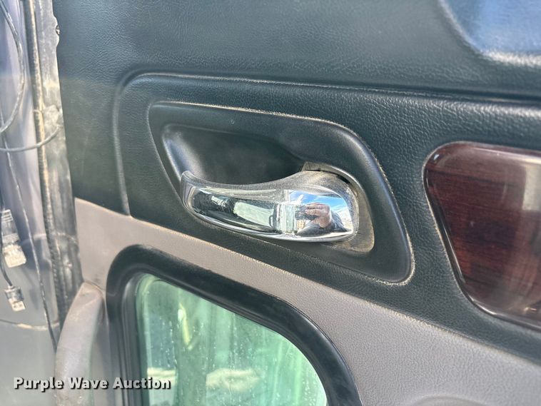 image for item EU4962 2016 Peterbilt 389 semi truck