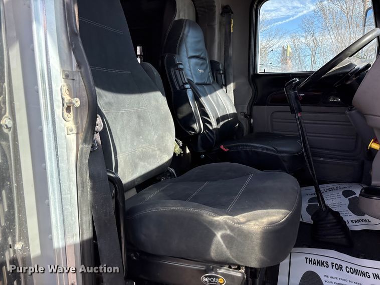 image for item EU4962 2016 Peterbilt 389 semi truck