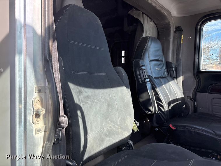 image for item EU4962 2016 Peterbilt 389 semi truck