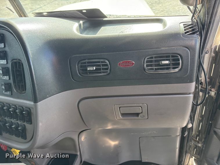 image for item EU4962 2016 Peterbilt 389 semi truck