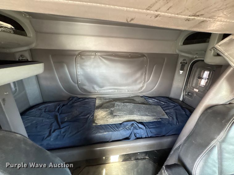 image for item EU4962 2016 Peterbilt 389 semi truck