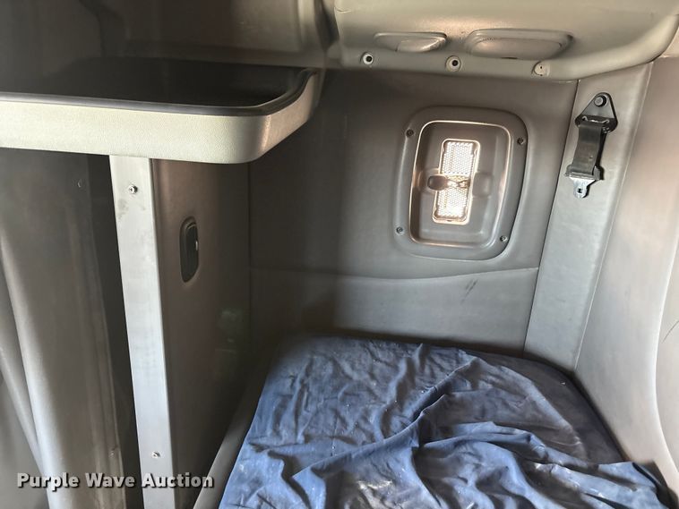 image for item EU4962 2016 Peterbilt 389 semi truck