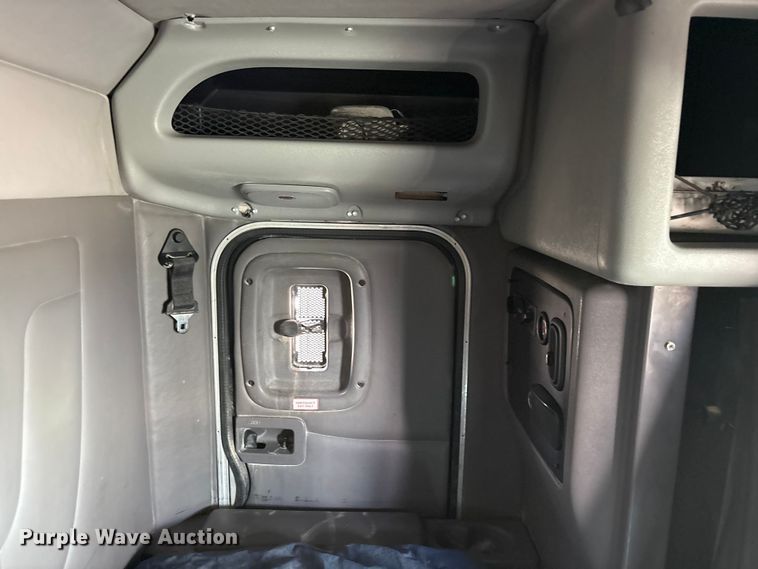 image for item EU4962 2016 Peterbilt 389 semi truck