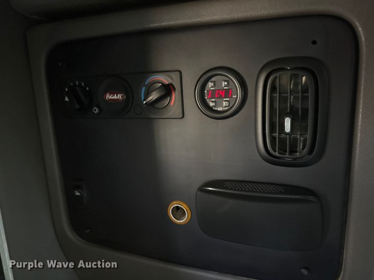 image for item EU4962 2016 Peterbilt 389 semi truck