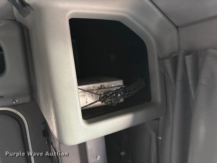 image for item EU4962 2016 Peterbilt 389 semi truck