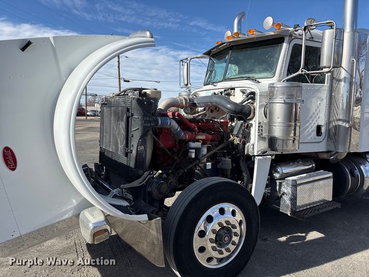 image for item EU4962 2016 Peterbilt 389 semi truck