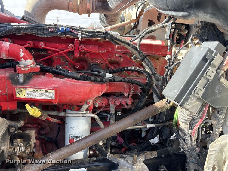 image for item EU4962 2016 Peterbilt 389 semi truck