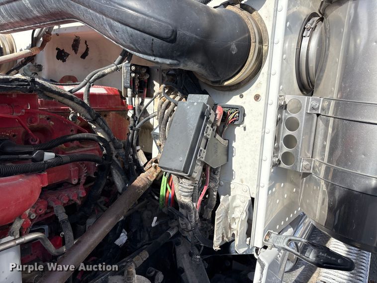 image for item EU4962 2016 Peterbilt 389 semi truck