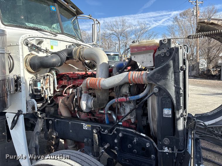 image for item EU4962 2016 Peterbilt 389 semi truck