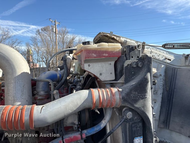 image for item EU4962 2016 Peterbilt 389 semi truck