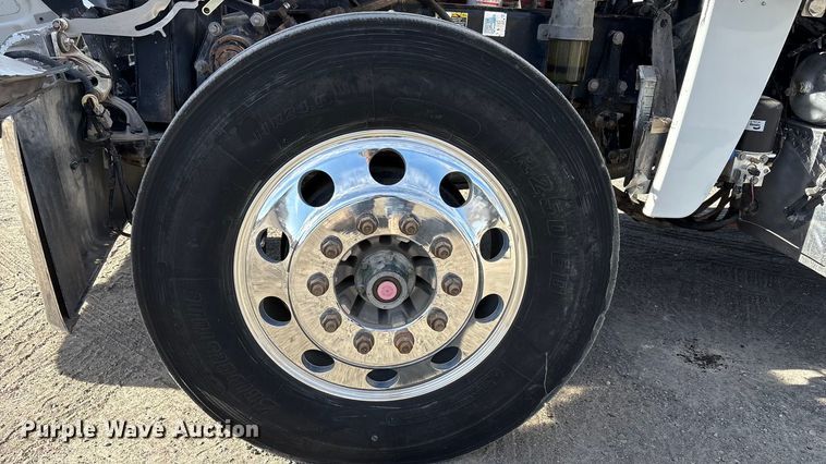 image for item EU4962 2016 Peterbilt 389 semi truck