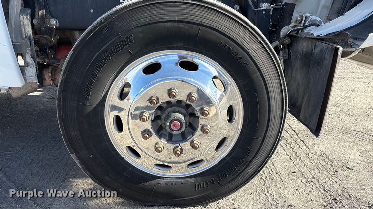 image for item EU4962 2016 Peterbilt 389 semi truck