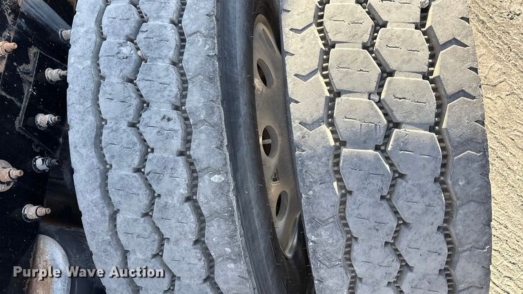 image for item EU4962 2016 Peterbilt 389 semi truck