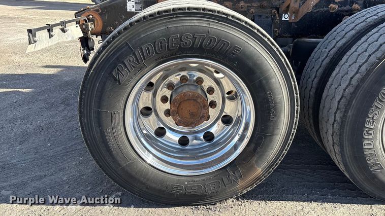 image for item EU4962 2016 Peterbilt 389 semi truck