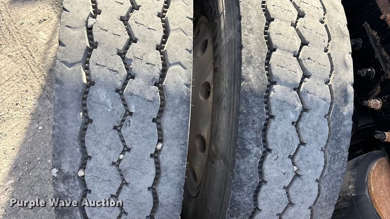 image for item EU4962 2016 Peterbilt 389 semi truck