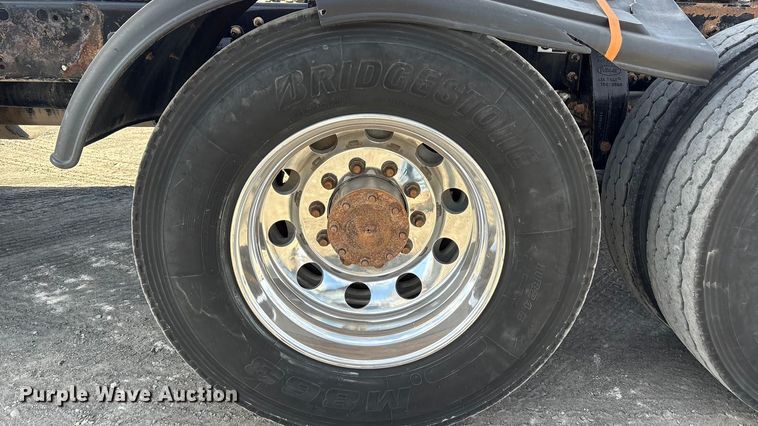 image for item EU4962 2016 Peterbilt 389 semi truck