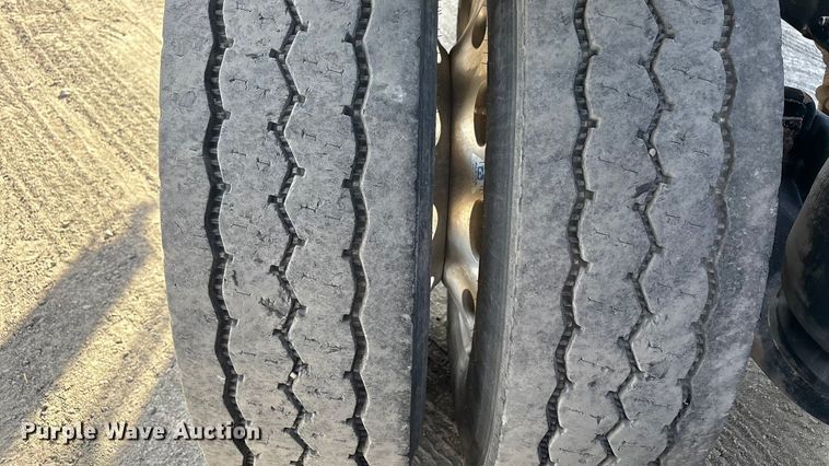 image for item EU4962 2016 Peterbilt 389 semi truck