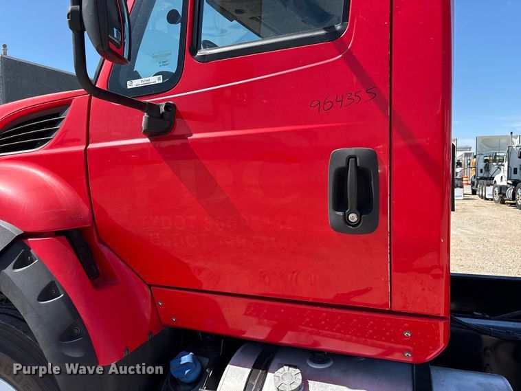 image for item EU7445 2016 International 7600 truck cab and chassis