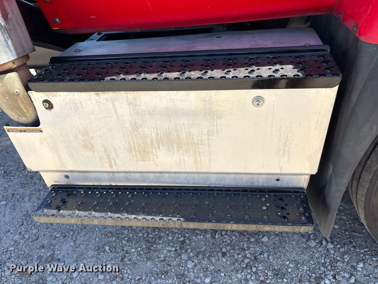 image for item EU7445 2016 International 7600 truck cab and chassis