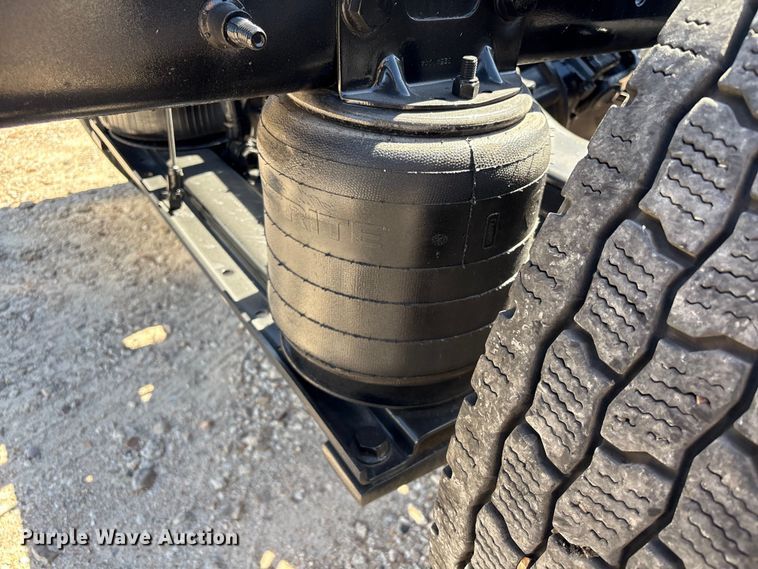 image for item EU7445 2016 International 7600 truck cab and chassis