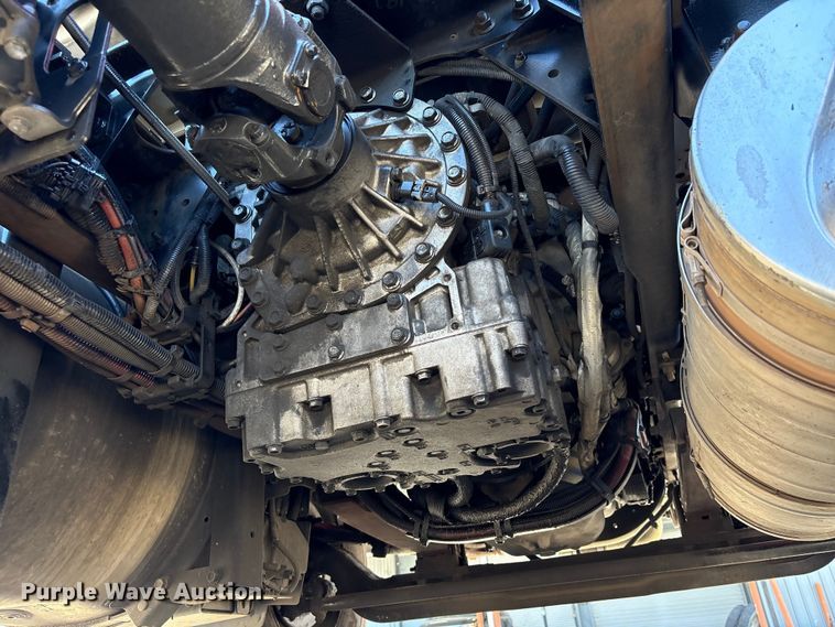 image for item EU7445 2016 International 7600 truck cab and chassis