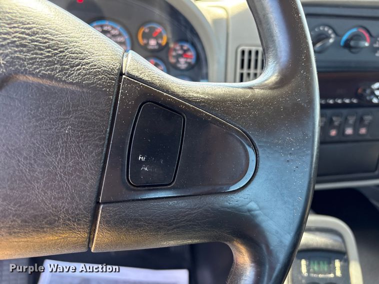 image for item EU7445 2016 International 7600 truck cab and chassis