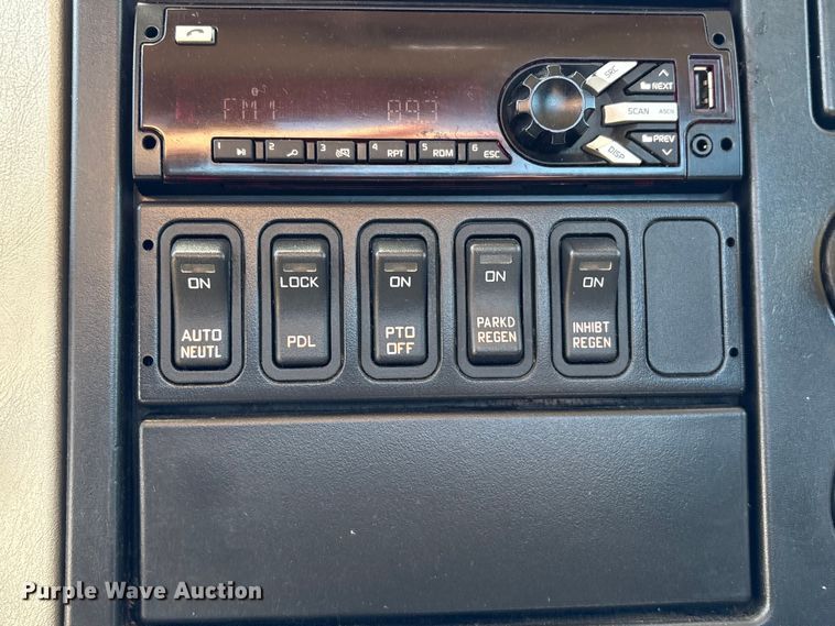 image for item EU7445 2016 International 7600 truck cab and chassis