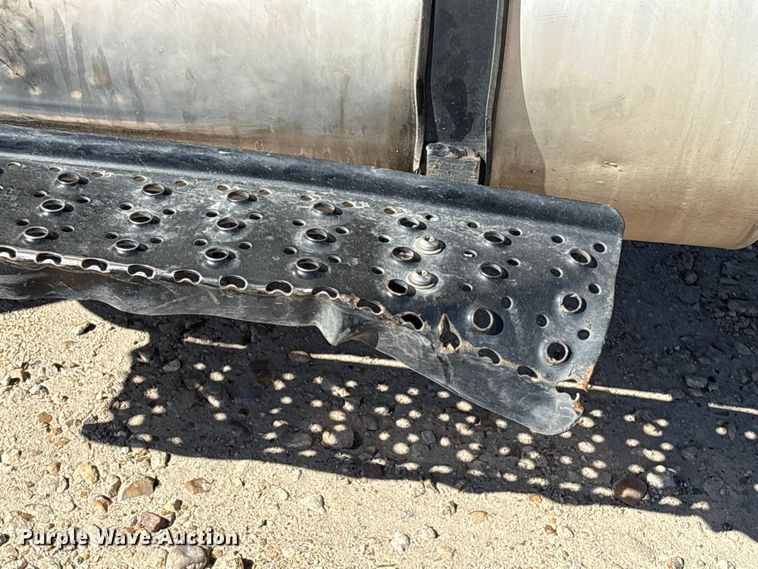 image for item EU7446 2015 International 7600 truck cab and chassis